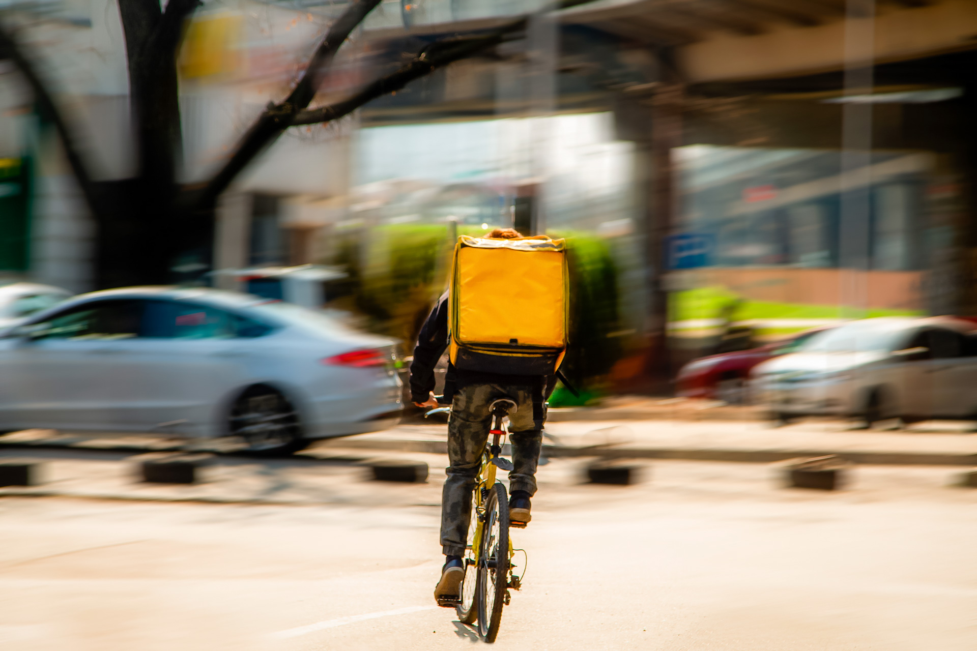 Bezorger op een fiets in actie