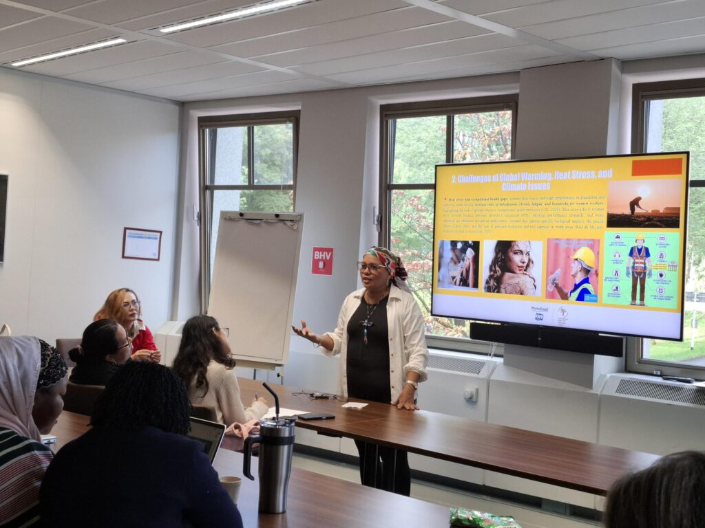 Presentatie over de problemen die vrouwen werkzaam in de palmoliesector in Colombia ervaren op de bijeenkomst van Netwerk Vrouwen FNV - 18 september 2026