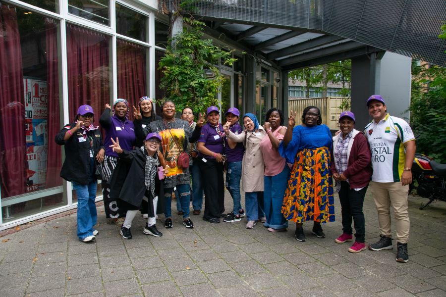 De vrouwenwerkgroep van IPOWU uit Indonesië, Colombia en Ghana op het FNV Internationaal Solidariteitsfestival, sept. 2026